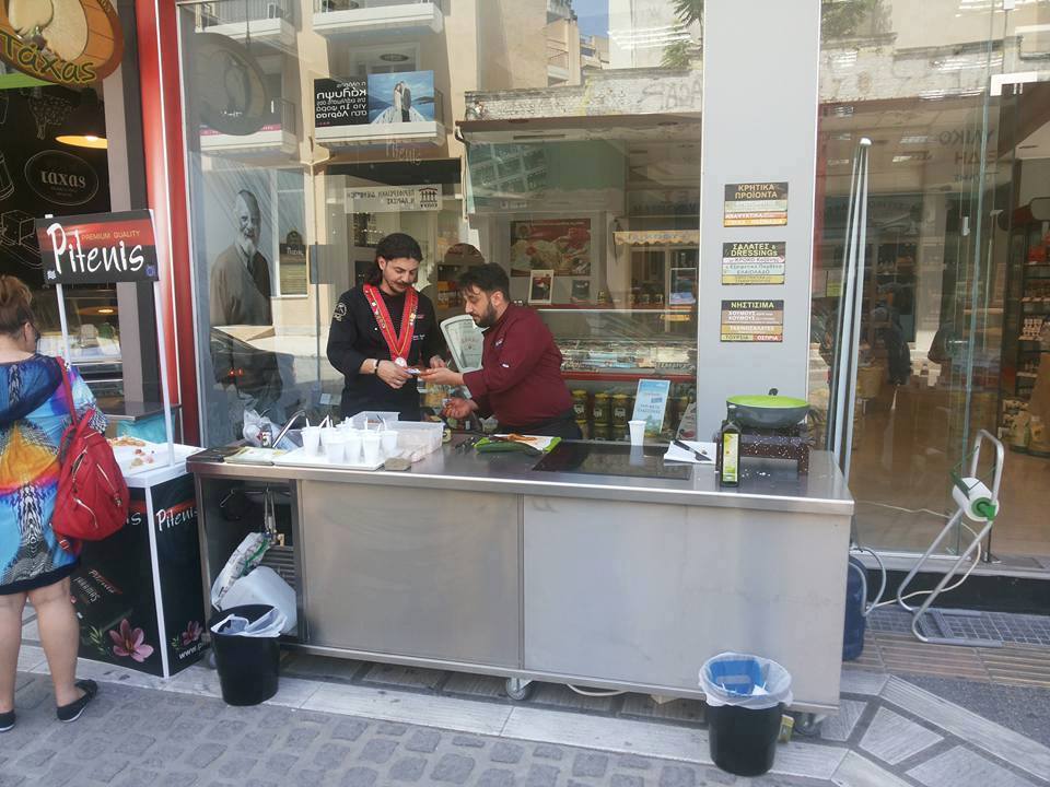 Γαστρονομία στο κατάστημα Mr Menios στη Λάρισα με θέμα την καπνιστή πέστροφα